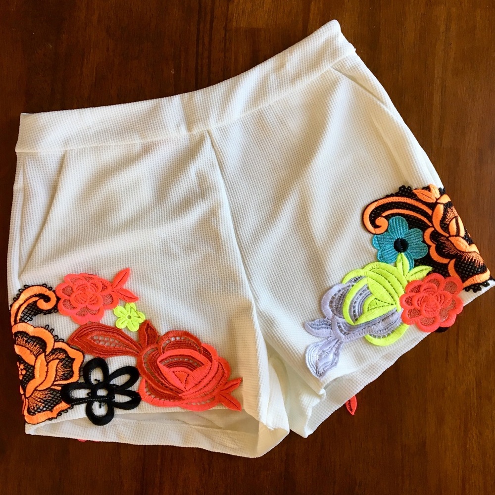 🌸 Floral Patch Off/White Shorts